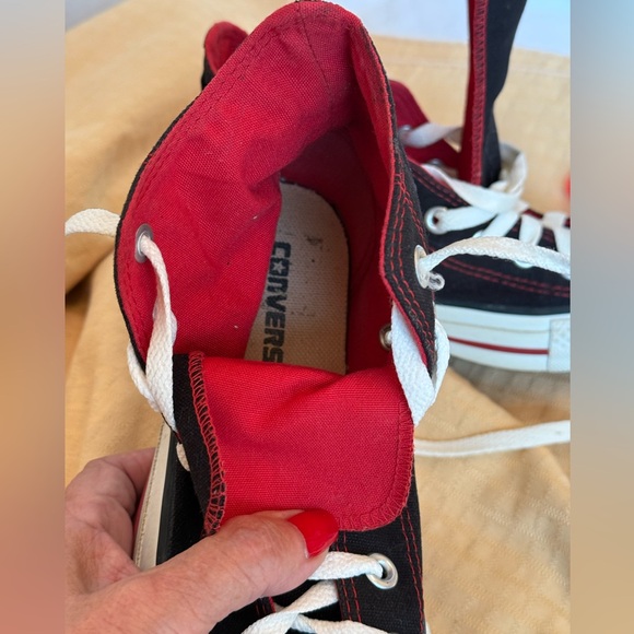 Converse women’s size 6 - Picture 3 of 6
